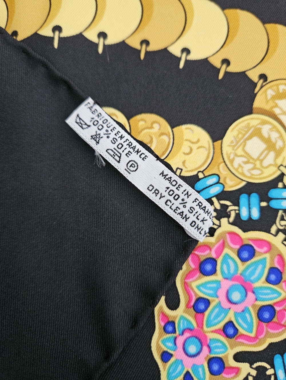 🇨🇵HERMES "Kosmima" Black & Gold Medallion Silk Scarf 90X90cm(approx) authentic - Picture 11 of 12
